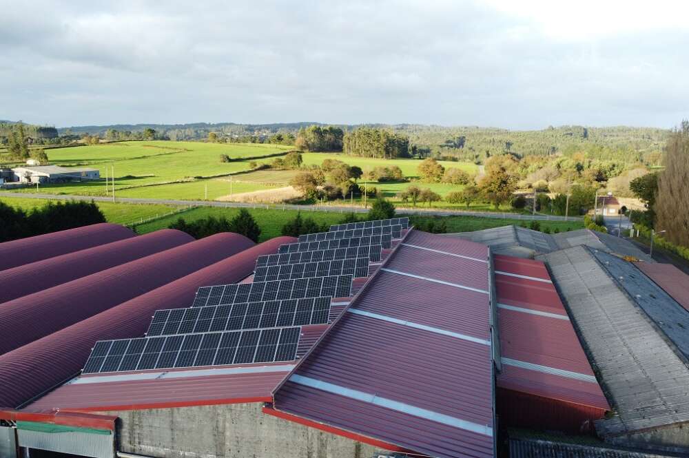 Instalación fotovoltaica en Grille, una cooperativa láctea de Mazaricos