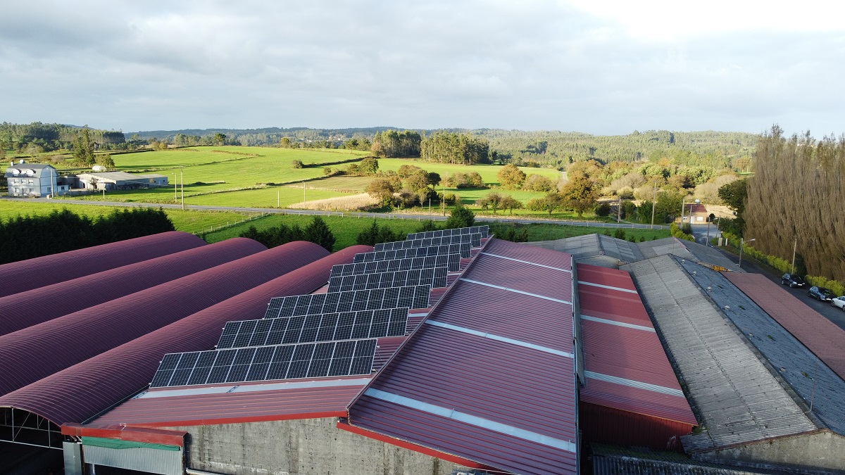 Instalación fotovoltaica en Grille, una cooperativa láctea de Mazaricos