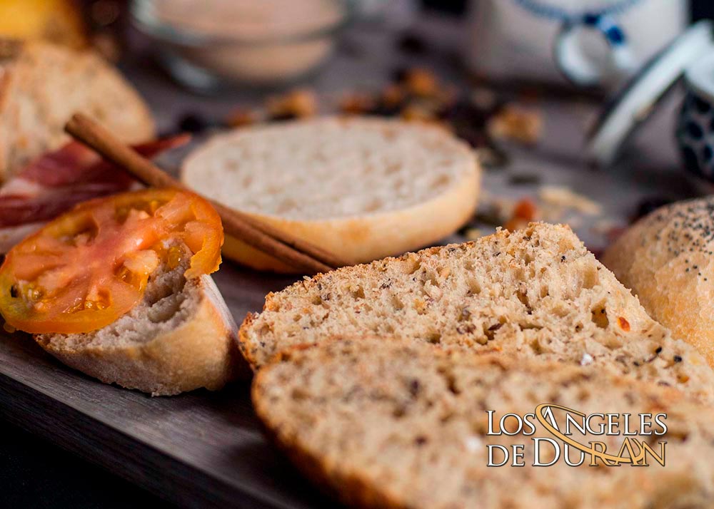 barra artesanal pequeña cortada a la mitad sobre mesa de madera