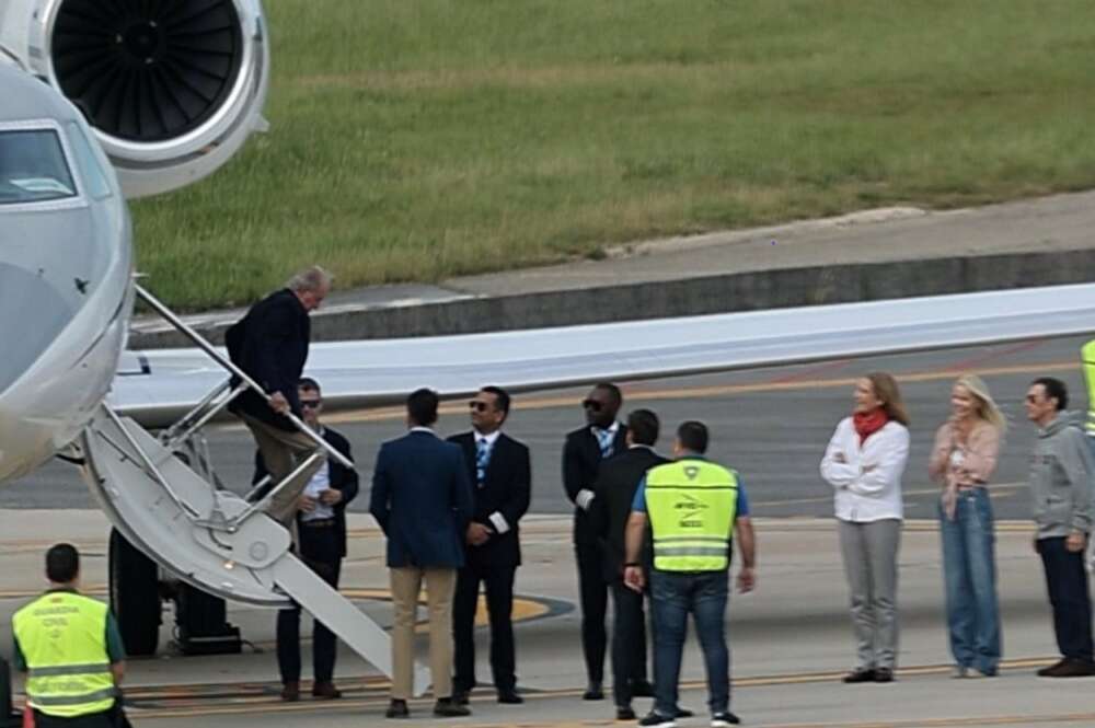 El rey emérito llega al aeropuerto de Vigo