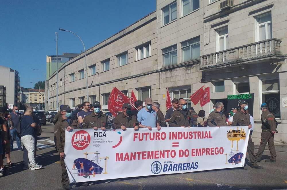 Concentración de trabajadores de Hijos de J. Barreras, convocada por la mayoría del comité, que ostenta UGT, frente a las instalaciones del astillero, en Vigo. - EUROPA PRESS