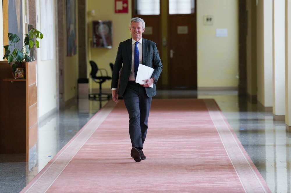 El actual vicepresidente primero de la Xunta de Galicia y sucesor como presidente de la Xunta de Galicia, Alfonso Rueda, a su llegada a un encuentro con el presidente del Parlamento gallego, para proponer al nuevo presidente de la Xunta, en el Parlamento - Álvaro Ballesteros -