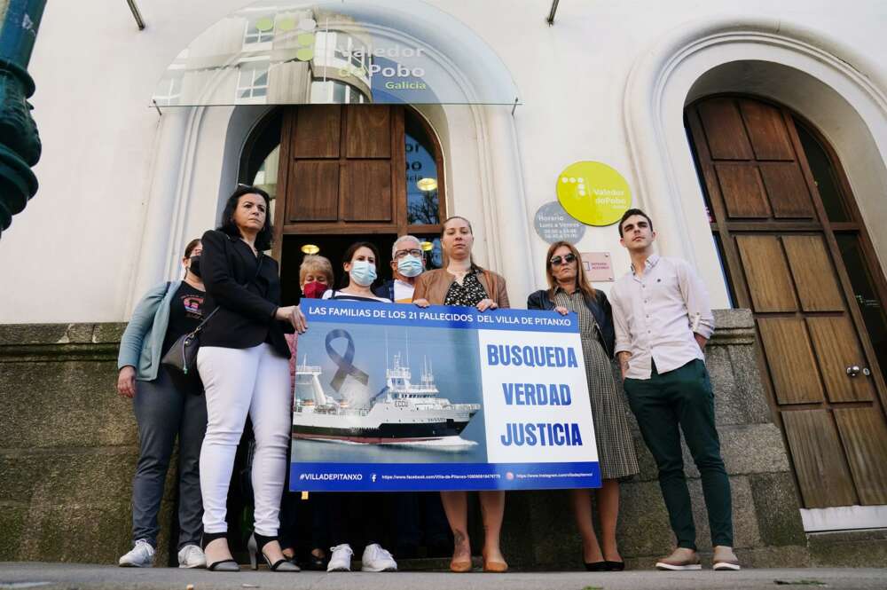 Los familiares de la tripulación del buque Vila de Pitanxo posan y sostienen una pancarta durante una reunión con la valedora do Pobo o alta comisionada del Parlamento de Galicia, el pasado 6 de mayo de 2022. - Álvaro Ballesteros