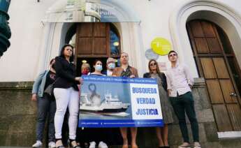 Los familiares de la tripulación del buque Vila de Pitanxo posan y sostienen una pancarta durante una reunión con la valedora do Pobo o alta comisionada del Parlamento de Galicia, el pasado 6 de mayo de 2022. - Álvaro Ballesteros