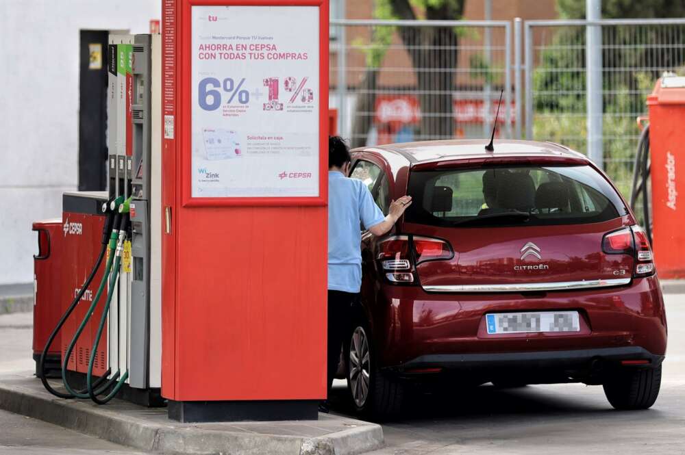 na mujer repostando en una gasolinera. - Eduardo Parra -