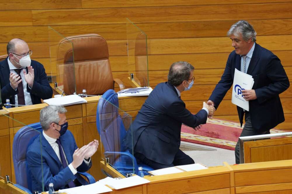 Pedro Puy saluda a Alberto Núñez Feijóo durante la sesión de investidura de Rueda / Europa Press