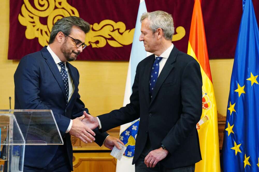 El vicepresidente segundo y conselleiro de Presidencia, Xustiza e Deportes, Diego Calvo (i) y el presidente de la Xunta de Galicia, Alfonso Rueda (d), durante la toma de posesión de los miembros del Gobierno de Galicia / Europa Press