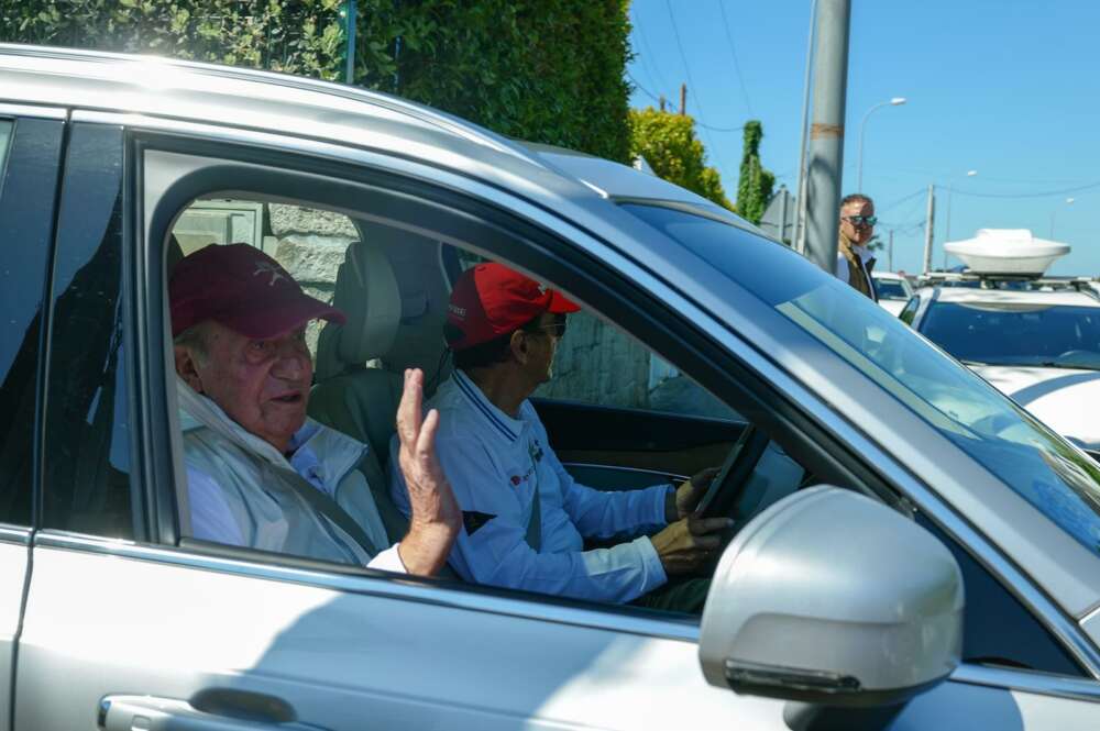 El rey emérito Juan Carlos I a su salida del domicilio de Pedro Campos en Sanxenxo en 2022 / Europa Press