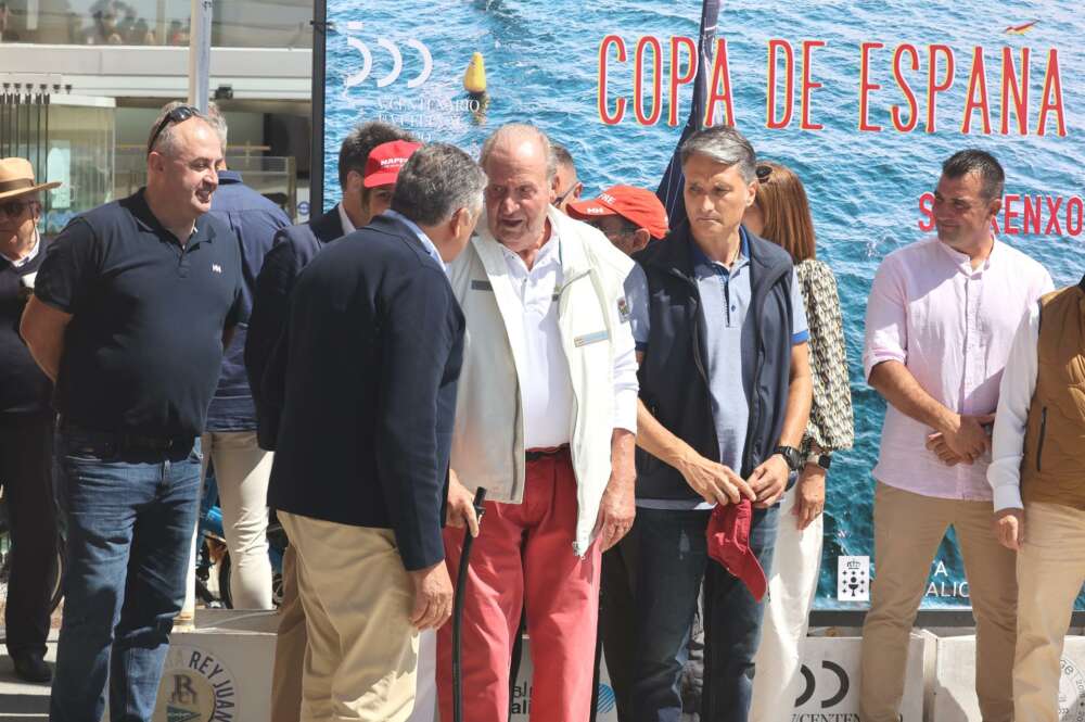 El Rey Juan Carlos habla con el alcalde de Sansenxo, Telmo Martín, a su llegada al Náutico