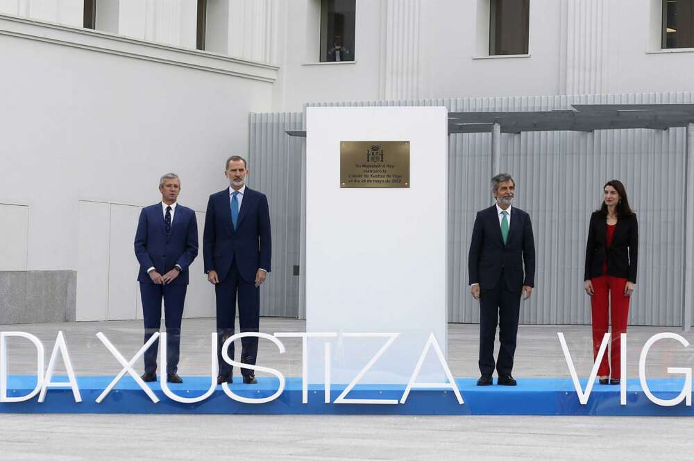 El rey Felipe VI durante la visita a la nueva Ciudad de la Justicia de Vigo