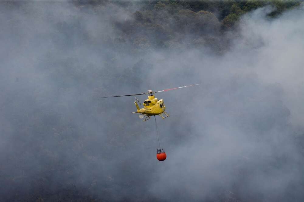 Labores de extinción de un incendio en Folgoso do Courel en 2021