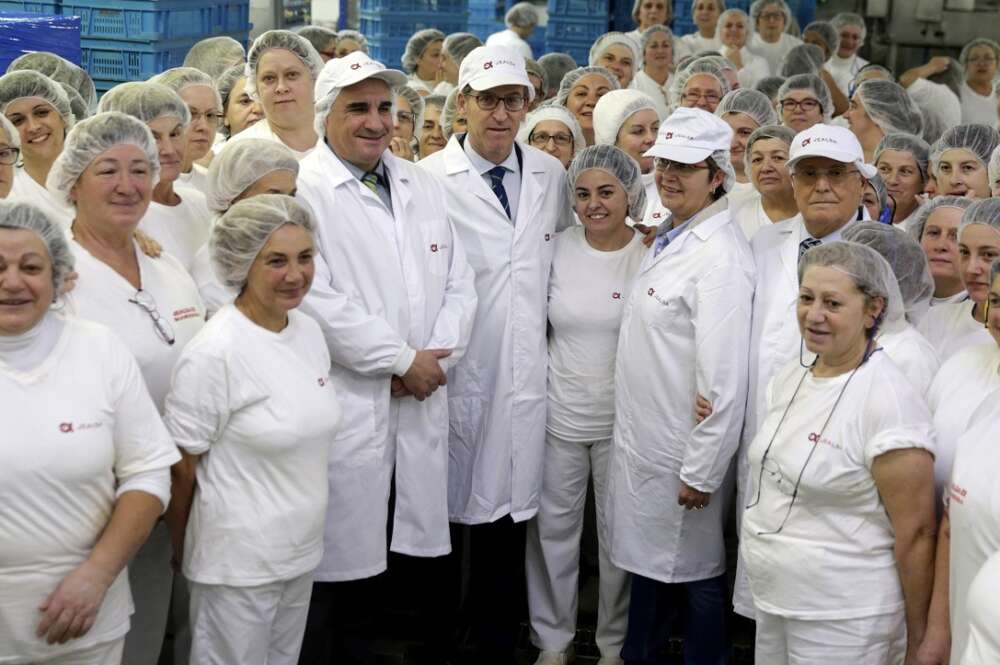 Foto de archivo de Alberto Núñez Feijóo y el fundador de Jealsa, Jesús Alonso, en la fábrica de Boiro