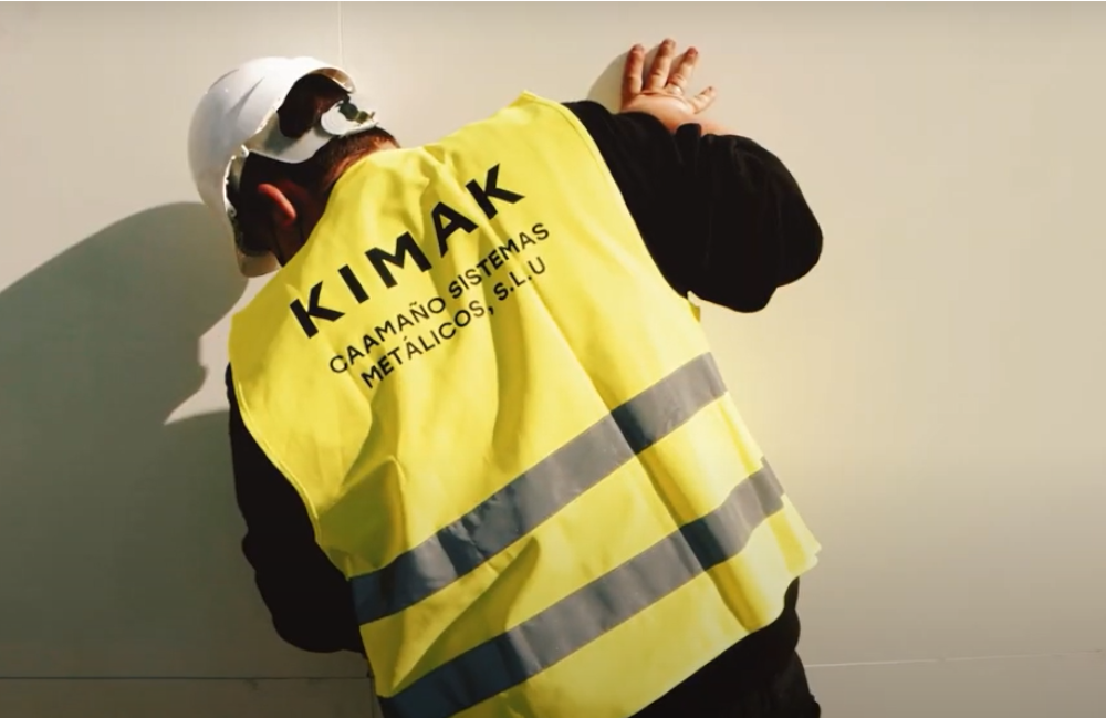 Un trabajador de Kimak, antiguo Grupo Caamaño, durante la adecuación de la tienda Zara en la Plaza de España de Madrid / Kider