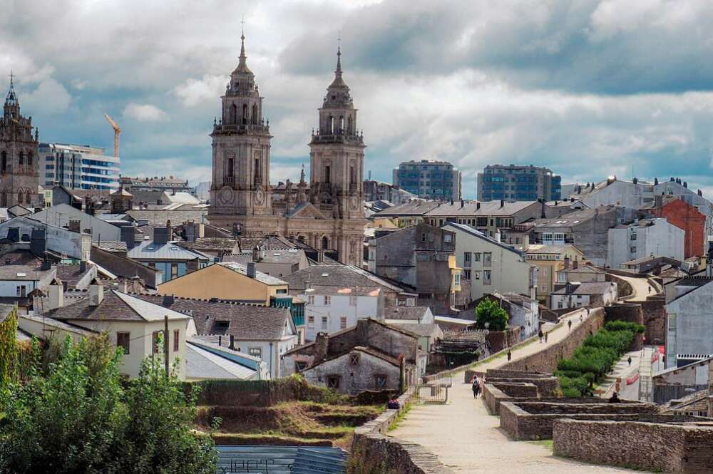 muralla de Lugo con la catedral del fondo