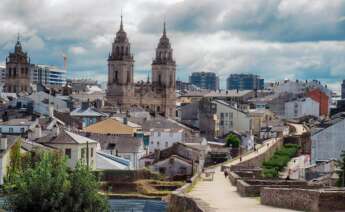 muralla de Lugo con la catedral del fondo