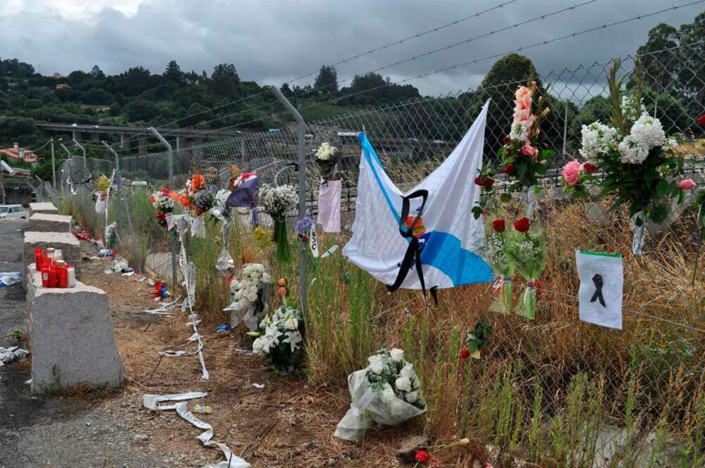 ofrenda de flores a las victimas del accidente del tren Alvia en el lugar del siniestro