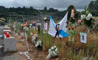 ofrenda de flores a las victimas del accidente del tren Alvia en el lugar del siniestro