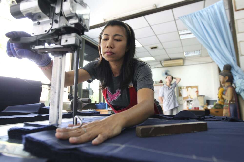 Una trabajadora del textil en Tailandia