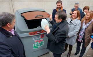 Abel Caballero, alcalde de Vigo, presenta el nuevo contenedor orgánico de la ciudad