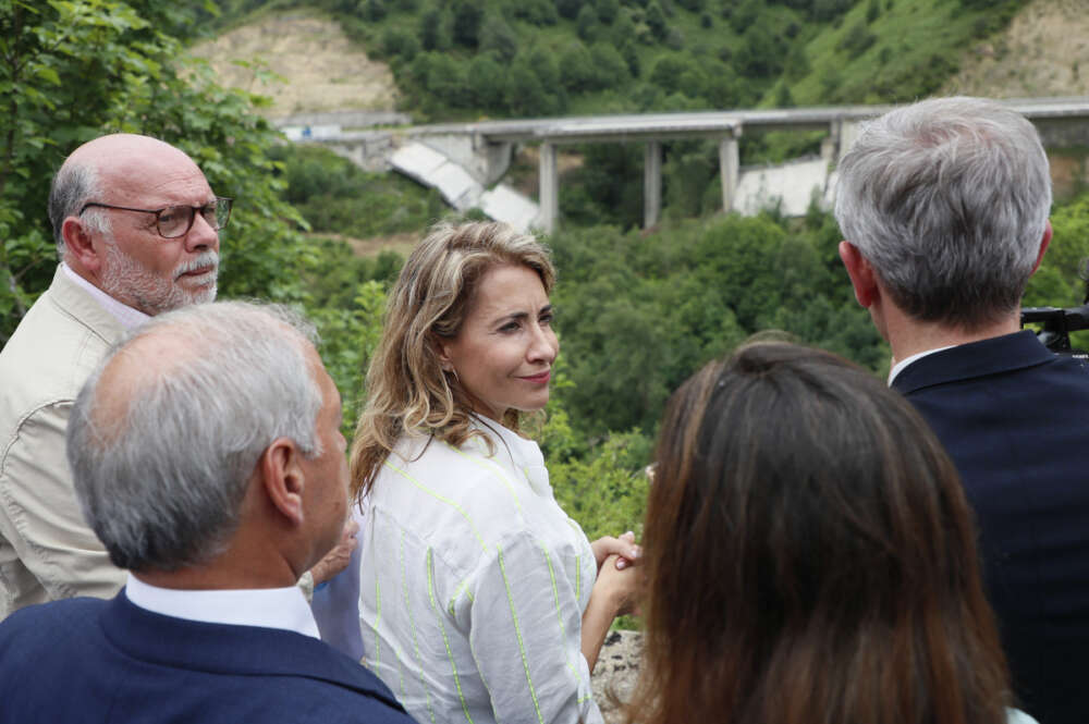 La ministra de Transportes, Movilidad y Agenda Urbana, Raquel Sánchez, durante su visita hoy viernes al viaducto de O Castro en la A-6, tras el nuevo derrumbe que se ha producido en la carretera norte de acceso a Galicia. EFE / Eliseo Trigo.