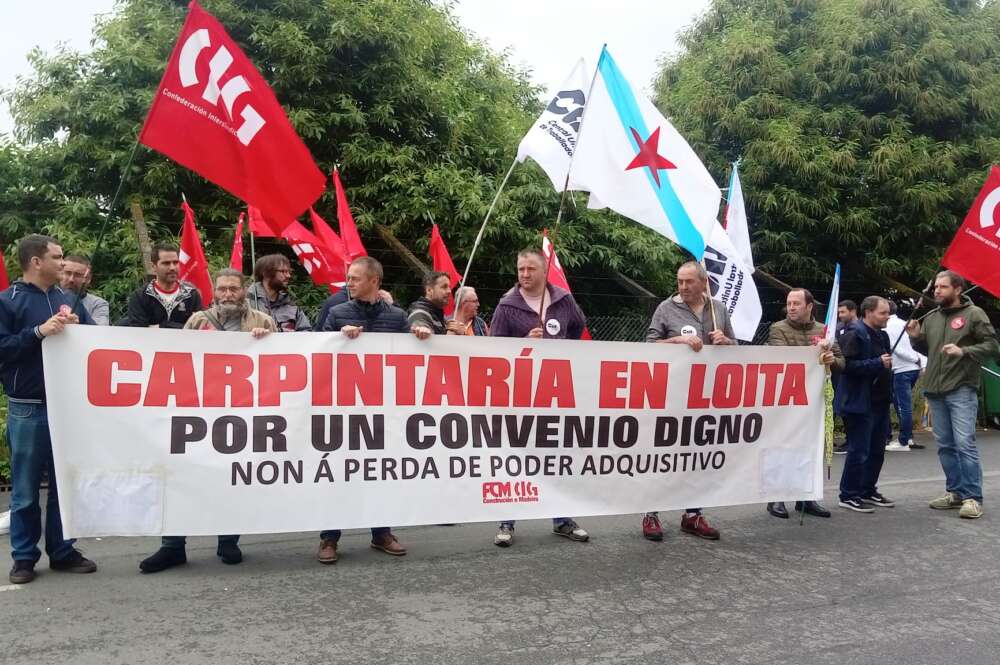 Concentración en demanda de mejoras en el convenio de la carpintería de A Coruña / CIG