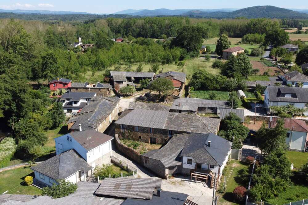 Vista Aérea de la pueblo Ribas Pequeñas, en Bóveda (Lugo). Cada semana se abandona una aldea en Galicia y muchas otras solo resisten con uno o dos habitantes. Con todo, dos ayuntamientos gallegos buscan nuevos pobladores, con alquileres baratos y atractivos turísticos. Parada do Sil, en la Ribeira Sacra, en Ourense, es uno, y el otro, Bóveda, en Lugo. Los dos aspiran a ser los nuevos brotes verdes de la Galicia envejecida que se resiste a abandonar a su suerte al rural. Por el momento, sus responsables municipales aseguran que ya han recibido numerosas llamadas de personas interesadas en venirse a estas zonas, un pequeño alivio en la Galicia rural, que cada año se enfrenta a la dramática pérdida de población. EFE/Eliseo Trigo