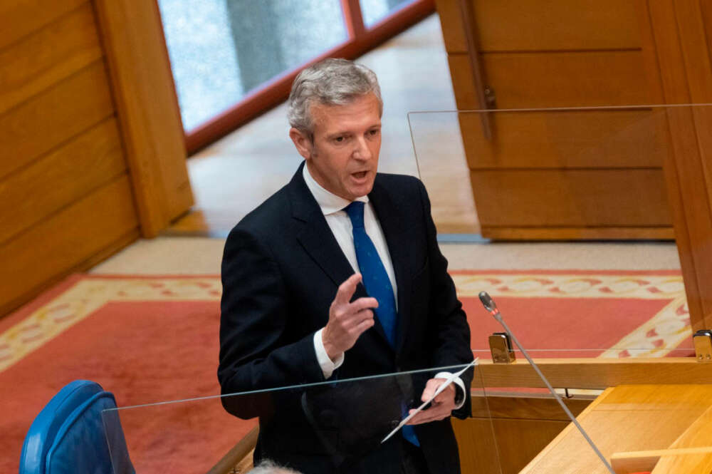 Alfonso Rueda respondiendo en una sesión del pleno de la Cámara gallega