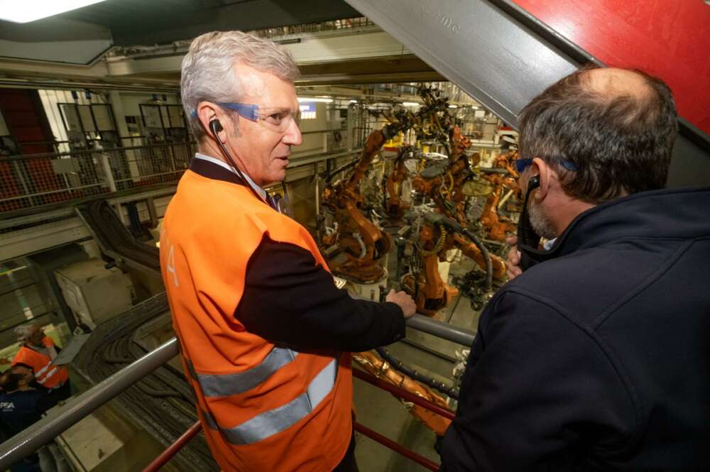 El presidente de la Xunta visitando la fábrica de Stellantis en Vigo