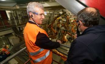 El presidente de la Xunta visitando la fábrica de Stellantis en Vigo