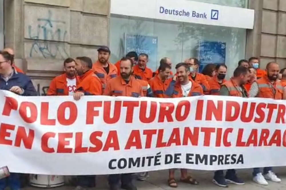 Protesta de los trabajadores de Celsa frente a la sede de Deutsche Bank en A Coruña