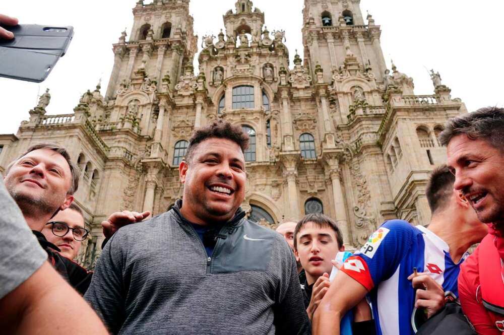Ronaldo Nazario a su llegada a la Praza de Obradoiro haciendo selfies con los presentes