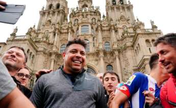 Ronaldo Nazario a su llegada a la Praza de Obradoiro haciendo selfies con los presentes