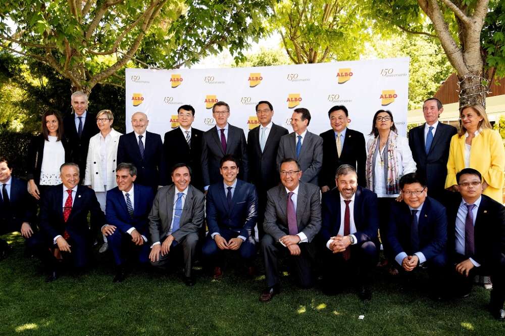 El presidente de la Xunta, Alberto Núñez Feijóo (7d, segunda fila), posa para fotografía de familia en la celebración del 150 aniversario de Conservas Albo.