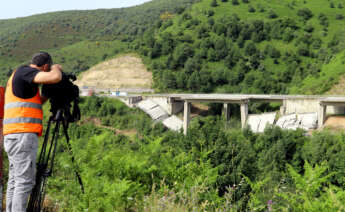 VEGA DE VALCARCE (LEÓN), 17/06/2022.- Vista este viernes del viaducto de la A-6, ubicado en el municipio leonés de Vega de Valcarce, en el límite entre León y Lugo, ayer sufrió un nuevo derrumbe después del que se registró el pasado 7 de junio, que afectó a un tramo de unos 50 metros. EFE/Ana Maria Fernández Barredo