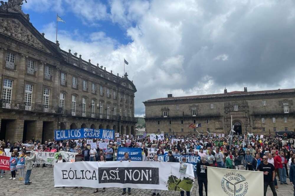 Manifestación convocada por la plataforma 'Eólica si, pero non así', en la Praza do Obradoiro, Santiago de Compostela.