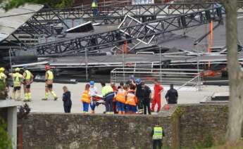 Sanitarios atendiendo a uno de los heridos en el accidente en el Monte do Gozo