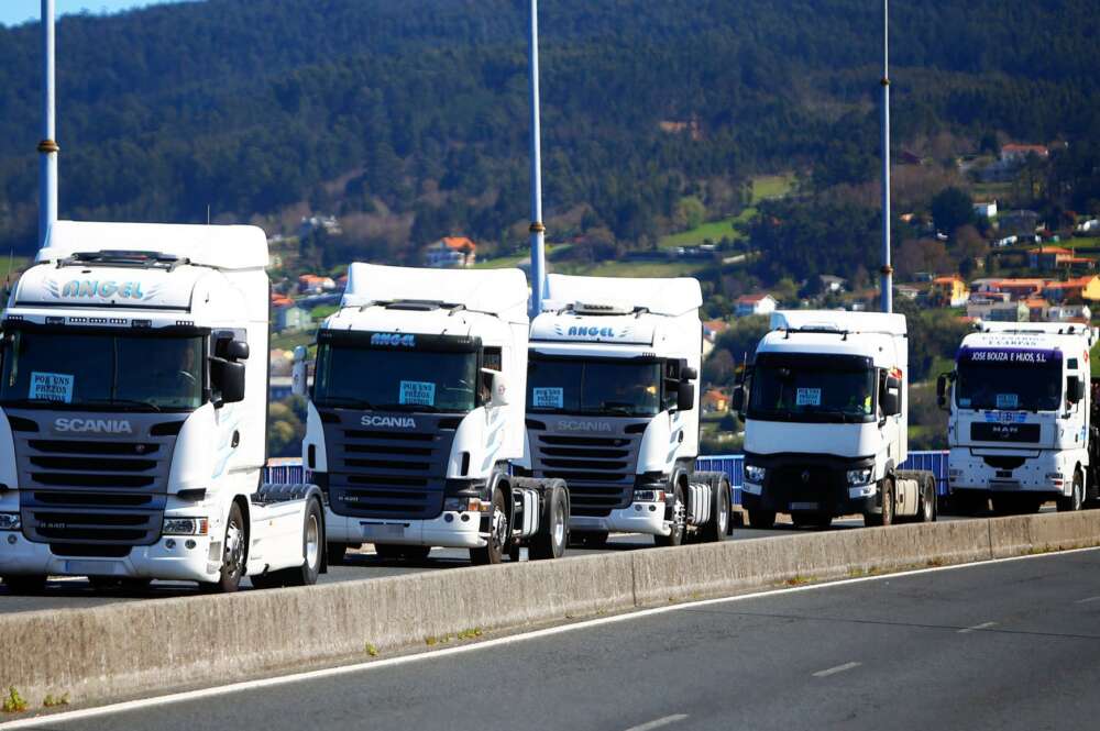 Varios camiones en una marcha a la entrada de Ferrol. - Raúl Lomba