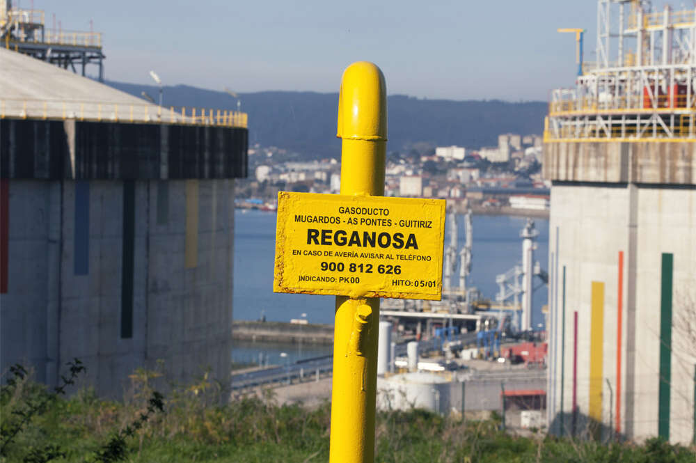 Gasoducto entre Mugardos y As Pontes con la terminal de GNL de Reganosa al fondo