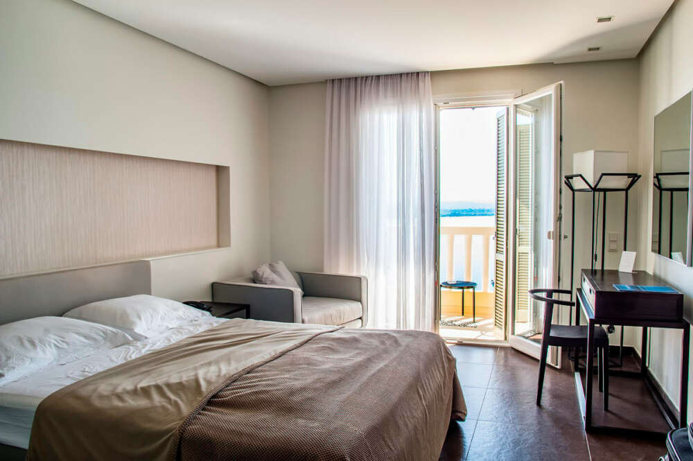 Habitación de hotel con vistas a una playa
