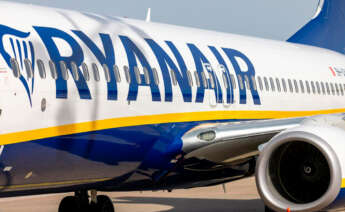Avión de la compañía Ryanair en pista