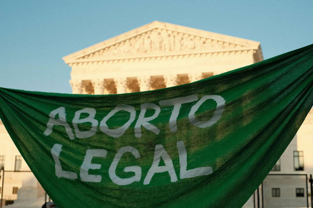 Fotografía de una tela en la que se lee "Aborto legal" durante una manifestación el 24 de junio de 2022, en frente del Tribunal Supremo