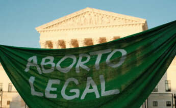 Fotografía de una tela en la que se lee "Aborto legal" durante una manifestación el 24 de junio de 2022, en frente del Tribunal Supremo