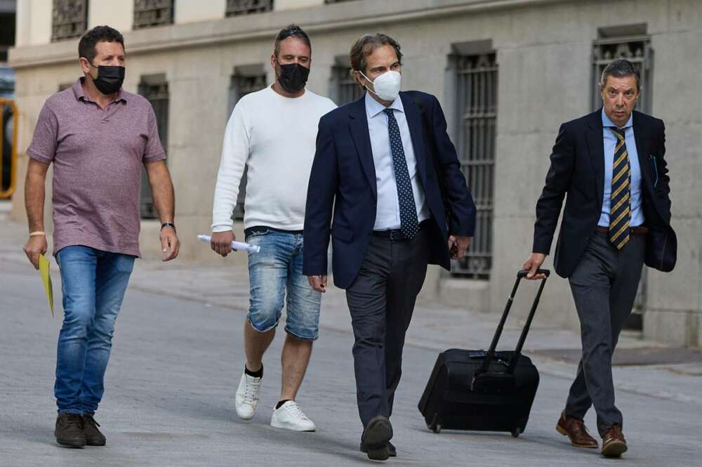 El patrón del ‘Villa de Pitanxo', Juan Padín (i-morado), y su sobrino, Eduardo Rial (c-blanco), a su llegada a declarar a la Audiencia Nacional. - Jesús Hellín - Europa Press