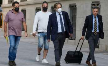 El patrón del ‘Villa de Pitanxo', Juan Padín (i-morado), y su sobrino, Eduardo Rial (c-blanco), a su llegada a declarar a la Audiencia Nacional. - Jesús Hellín - Europa Press