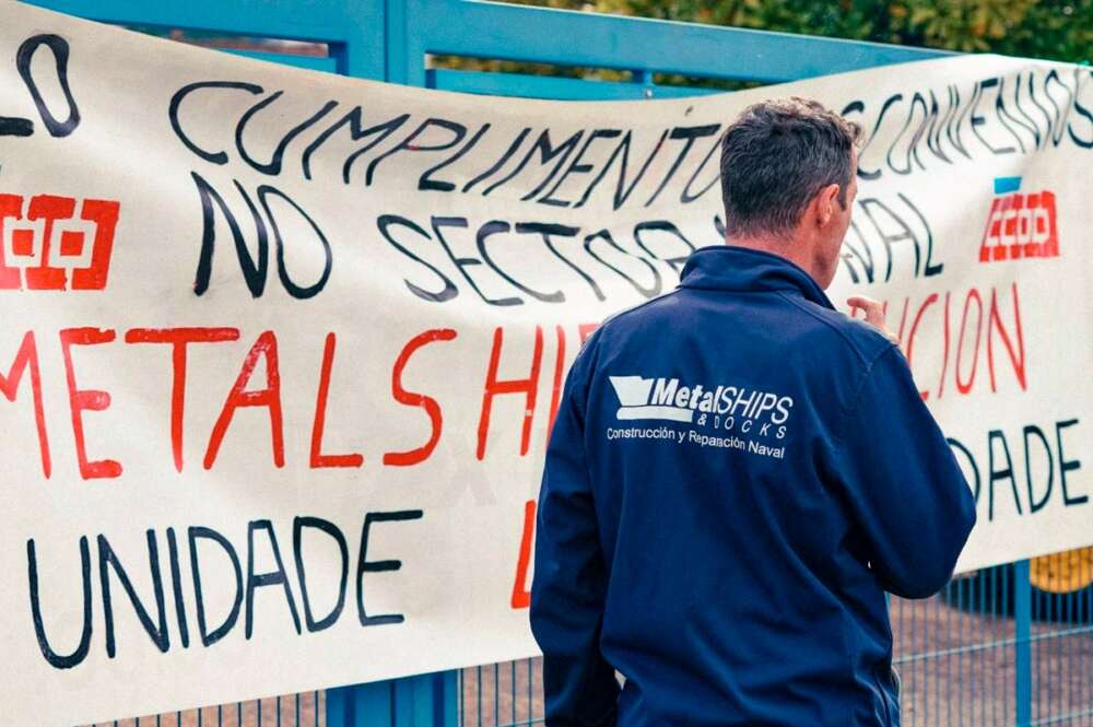 Operarios de Metalships protestando con una pancarta