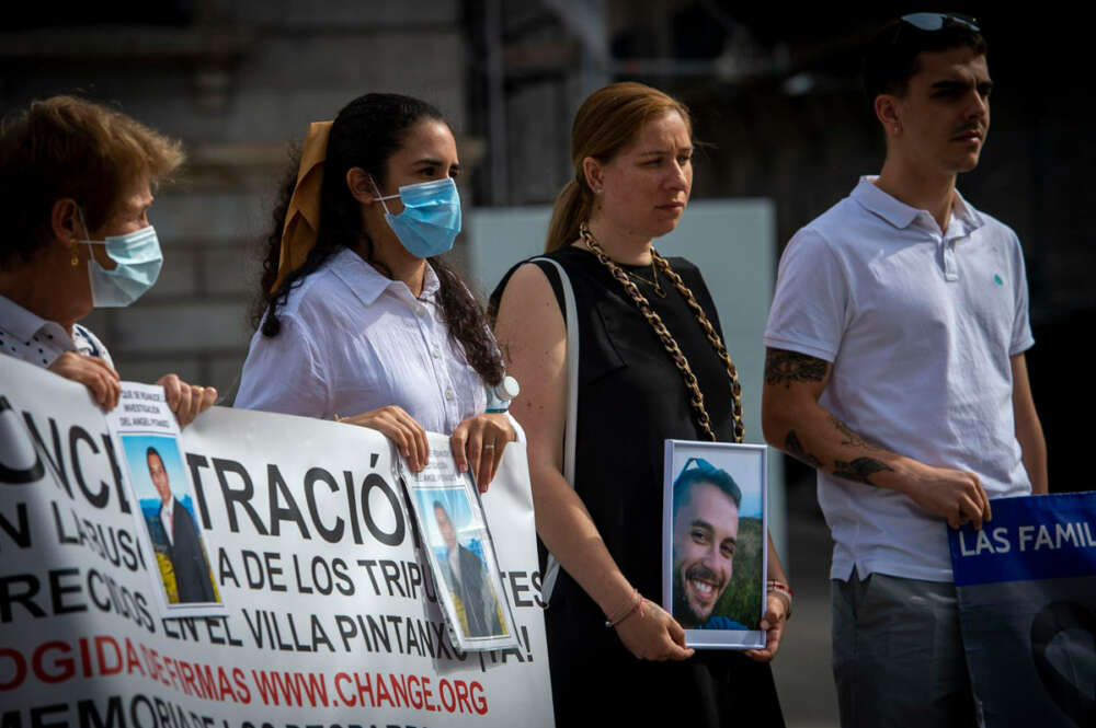 Familiares del 'Pitanxo' en una protesta sujetando una pancarta ante el Congreso de los Diputados