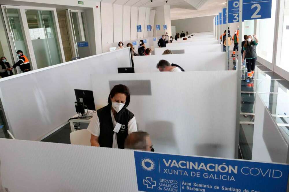 Personas recibiendo vacuna contra la covid-19 en un centro de vacunación en Santiago de Compostela