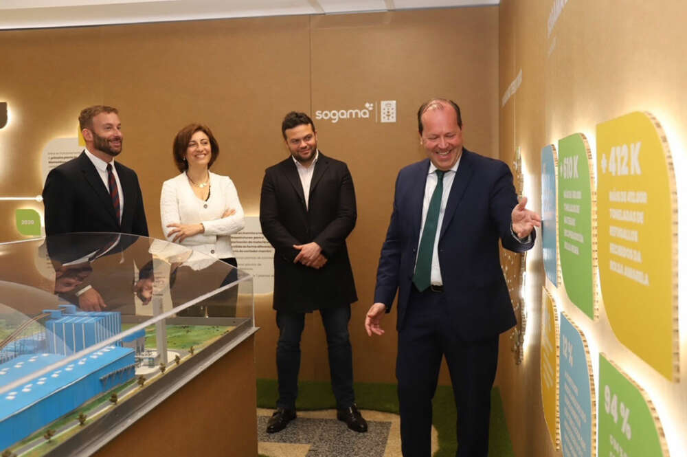 Ángeles Vázquez, conselleira de Medio Ambiente, visitando las instalaciones de Sogama