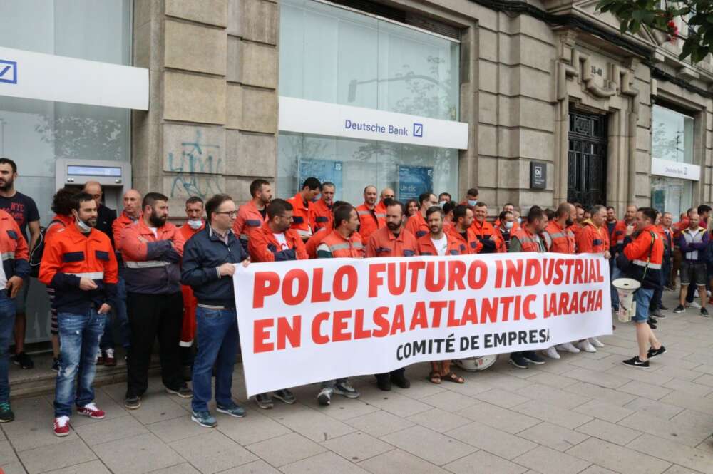 Protesta de los trabajadores de Celsa frente a la sede de Deutsche Bank en A Coruña