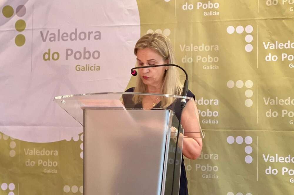 La valedora do Pobo, Dolores Fernández Galiño, en la presentación del informe de la defensoría gallega correspondiente a 2021